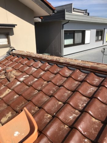 土台を整えた後、のし瓦を一段ずつ適切な位置に納め、棟全体のラインを整えました。

ずれた棟を放置すると、瓦同士のバランスが崩れ、さらなるずれや崩落につながるおそれがあります。