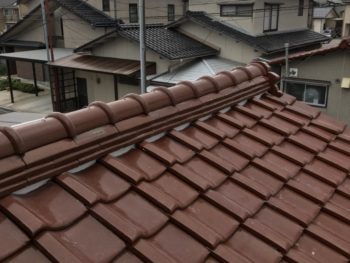 ずれが進んだ棟を根本から整え、雨雪に強い屋根へ