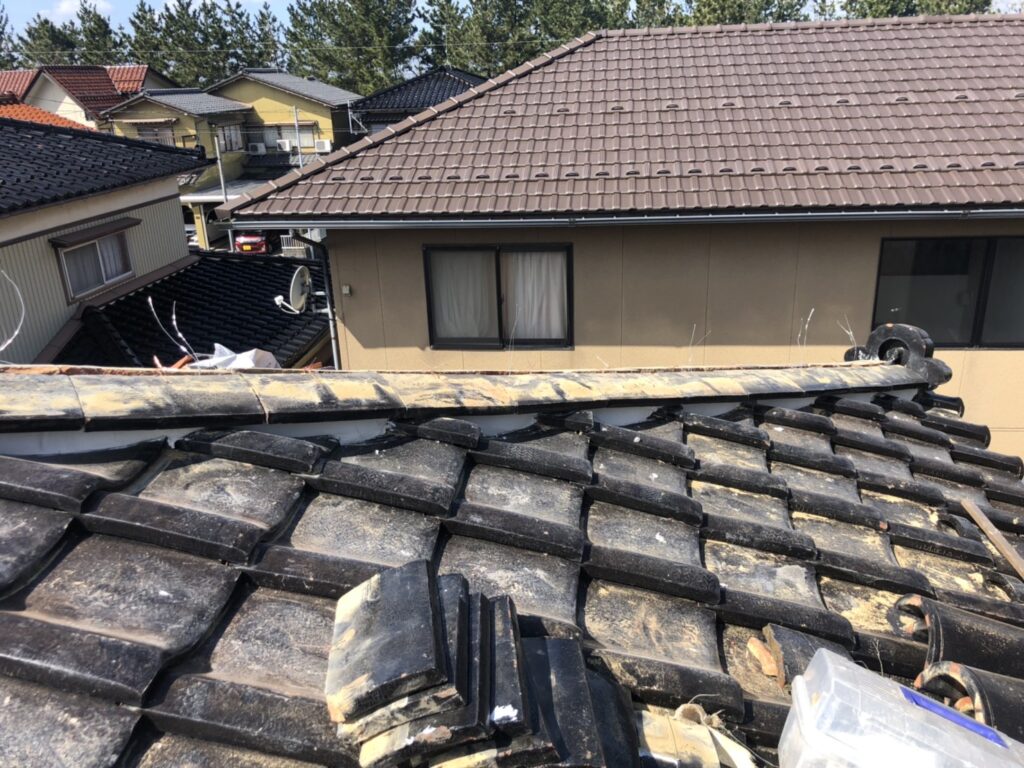 整えた土台にのし瓦を積み直し、棟を安定させました。

未施工の場合、棟のずれが進行し、雨水の侵入や瓦の落下につながる可能性があります。