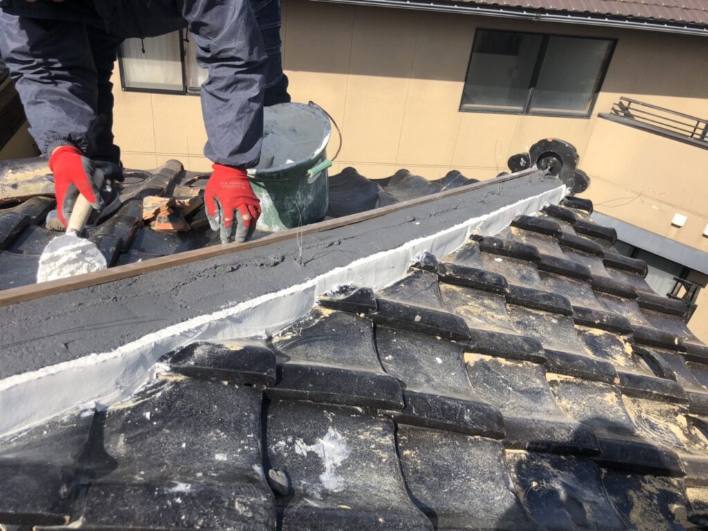 面戸瓦・葺き土・棟芯木を整え、棟瓦を安定させる土台を形成しました。

未施工の場合、土台が不安定なままだと、再び瓦がずれる原因になります。