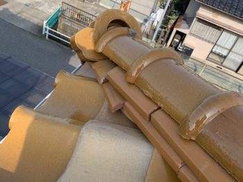 のし瓦にずれが確認されました。

既存の棟を撤去し、土台を形成したうえでのし瓦を積み直します。
