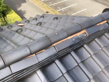 【３つの問題点】
・棟のバランスが崩れ始めている
・雨水が侵入しやすい状態
・今後のズレ拡大のリスク

【対策方法】
・棟瓦の解体および積み直し
・構造からの補修