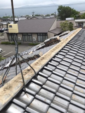 正しい施工のため、既存の不安定な棟構造をリセットします。

未施工の場合、ズレが進行し、瓦の落下や雨漏りにつながります。