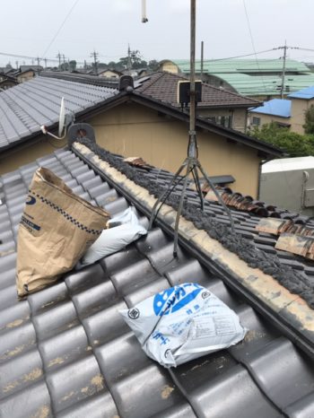 瓦を安定させるため、棟の土台を形成します。

未施工の場合、瓦の固定力が弱まり、ズレや崩れが発生します。