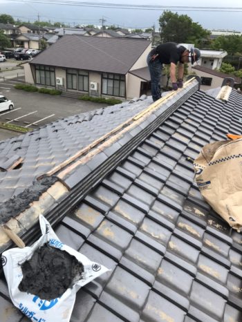 安定した構造にするため、棟の高さと形状を整えます。

未施工の場合、棟の形状が崩れ、耐久性が大幅に低下します。