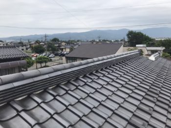ズレや劣化が見られた棟瓦は、構造から補修することで安定性を回復。見た目も整い、雨雪に強い屋根へと改善しました。