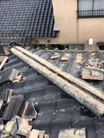整えた土台の上に、のし瓦を積み直しました。

ずれていた棟を適切な状態に戻し、雨や雪、台風・強風などによる負担に備えられる棟へ仕上げています。

未施工の場合、のし瓦のずれを放置すると、強風などによってさらに動く可能性があります。

また、棟の劣化が進行すれば、将来的に大きな修繕が必要になる場合もあります。