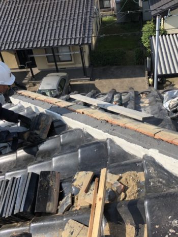 棟瓦を積み直すため、面戸瓦・葺き土・漆喰などの土台部分を整えました。

棟を支える部分を適切な状態にすることで、仕上げとなるのし瓦を安定して納められるようにします。

未施工の場合、土台部分の劣化を残したまま棟瓦だけを施工しても、棟全体の状態を十分に改善できない可能性があります。

そのため、見えている瓦だけでなく、内部の状態まで確認することが重要です。
