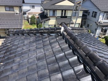 棟瓦を積み直すことによって、大きくずれていたのし瓦とずれ落ちていた面戸瓦を整え、棟全体を適切な状態へ改善しました。

平瓦のひび割れについても状態を確認し、屋根全体のメンテナンスにつなげています。

これにより、北陸特有の雨や積雪だけでなく、台風・強風などによる屋根への負担にも備えられる状態になりました。

屋根は日常生活では確認しにくい場所ですが、劣化を早期に発見することで、大きな修繕を避けられる可能性があります。