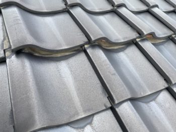 【症状】屋根全体に瓦のズレが見られました。
【問題】風雨の影響を受けやすくなり、防水性能の低下やさらなるズレの拡大につながる状態でした。