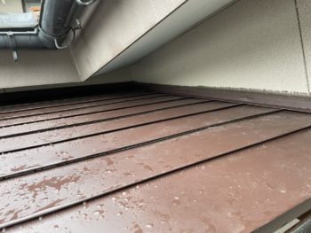 劣化部分を交換し、接合部からの雨水侵入を防止しました。