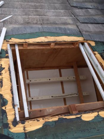 既存のガラスコロニアルを撤去し、普段は見えない屋根下地を確認できる状態にしました。表面だけでは判断できない内部の状態を確認し、必要な施工につなげています。

割れた屋根材を残したままにすると、雨や積雪、寒暖差によって劣化が進行する可能性があります。