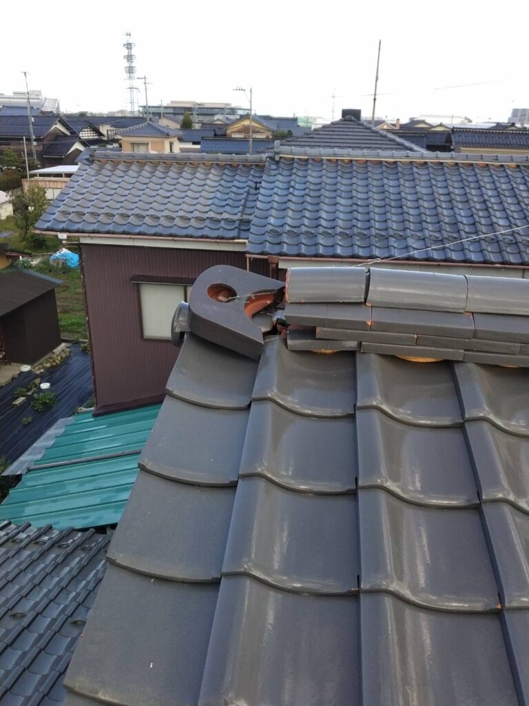 施工前は、鬼瓦に崩れが確認されました。

鬼瓦は棟の端部に設置されているため、崩れやズレが生じている場合は、鬼瓦だけでなく周囲の棟瓦まで状態を確認する必要があります。

鬼瓦の崩れを放置すると、周辺の瓦にもズレが生じる可能性があります。

また、屋根の端部にある瓦が不安定な状態のままでは、強風や積雪などの影響を受けた際に、さらに状態が変化することも考えられます。

まず鬼瓦だけを部分的に直すのではなく、周囲の棟の状態まで確認します。

今回の住宅では棟のズレも確認されたため、棟を解体して状態を確認したうえで、土台から整えて施工することにしました。