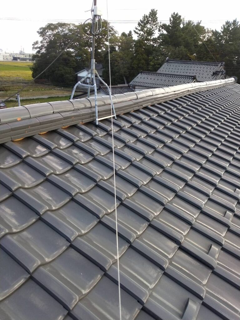 棟部分では、瓦のラインにズレが確認されました。

棟は屋根の頂部に位置するため、瓦が整然と並んでいることだけでなく、内部の土台が安定していることも重要です。

棟瓦がズレた状態を放置すると、時間の経過とともにズレが大きくなる可能性があります。

特に北陸では、雨だけでなく積雪や風など、屋根にさまざまな負荷がかかります。

ズレた瓦をそのまま戻すだけではなく、一度棟を解体し、土台を確認・形成したうえで瓦を積み直す必要があります。

そこで今回は、棟全体を解体してから再施工する方法を採用しました。
