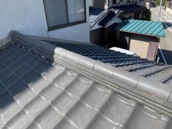 施工後は、雁ぶり瓦のラインも整った状態になりました。

施工前に見られた棟周辺の乱れを整え、屋根全体から見てもすっきりとした納まりになっています。

瓦屋根は、瓦一枚だけではなく、複数の瓦が組み合わさって屋根を構成しています。

そのため、一部分のズレを確認した場合でも、周辺部分まで確認して全体の状態を判断することが重要です。