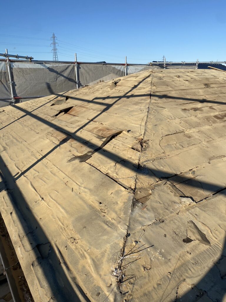 既存の平瓦を撤去し、瓦の下にある屋根下地を確認しました。

未施工の場合
、下地や防水層の状態を確認できないまま施工することになります。