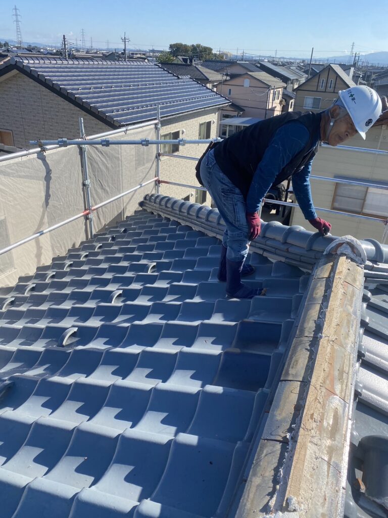 既存の棟瓦を撤去し、棟内部の状態を確認できるようにしました。

未施工の場合
、劣化した棟を残したままでは、内部の状態を確認できません。