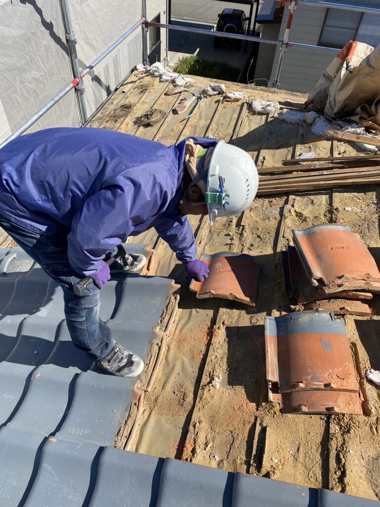 既存の平瓦を撤去し、瓦の下にある屋根下地を確認しました。

未施工の場合
、下地や防水層の状態を確認できないまま施工することになります。