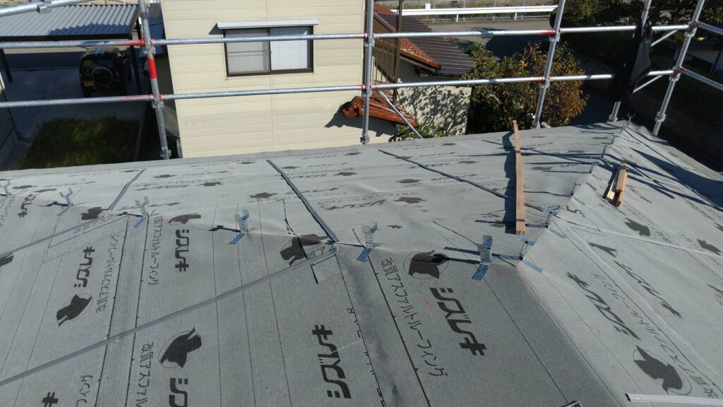 構造用合板の上に改質アスファルトルーフィングを施工し、防水層を整えました。この作業は防水における最後の砦で、最重要工程です。

未施工の場合
、瓦の下に必要な防水層が確保できません。