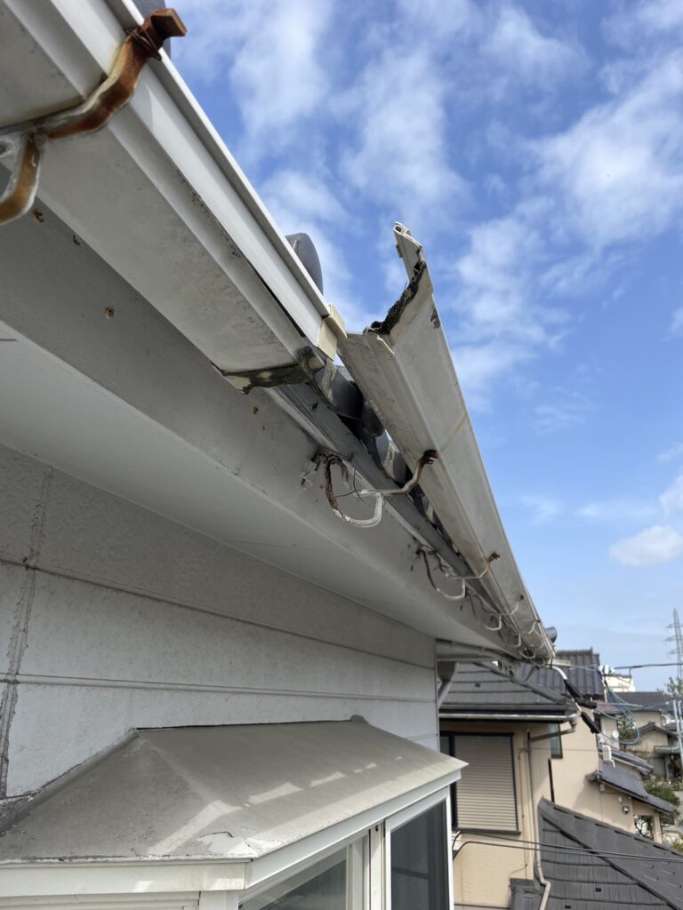 雨樋の破損箇所を確認し、正常に雨水を排出できる状態へ補修しました。

屋根から流れる雨水を適切に排水できるよう調整し、建物への水はねを防ぐ施工を行いました。

破損した雨樋を放置すると、雨水が外壁へ直接流れ、外壁の汚れや劣化、場合によっては建物内部への水の影響につながる可能性があります。