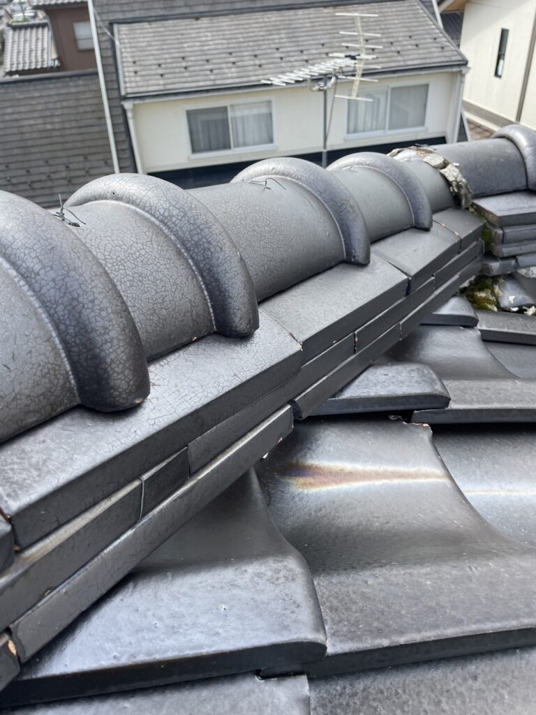 屋根の頂部にある棟瓦を確認したところ、のし瓦や雁振り瓦にズレが発生していました。

既存の状態を確認し、棟部分を一度解体。内部の状態を確認したうえで、瓦が正しい位置に納まるよう施工を行いました。

棟瓦のズレを放置すると、瓦同士の隙間から雨水が入り込み、内部の葺き土や下地の劣化につながる可能性があります。

また、強風や積雪によって瓦がさらに動き、落下する危険性もあります。