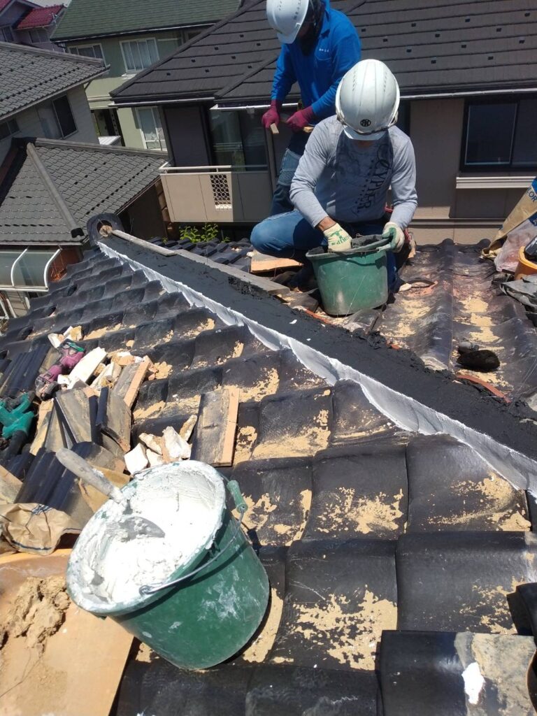 棟内部への雨水侵入を防ぐため、劣化した部分を整え漆喰施工を行いました。

棟瓦周辺の防水性を高め、屋根内部を守る役割を持たせています。

漆喰が劣化した状態では、隙間から雨水が入り込み、棟内部の劣化や雨漏りリスクが高まります。