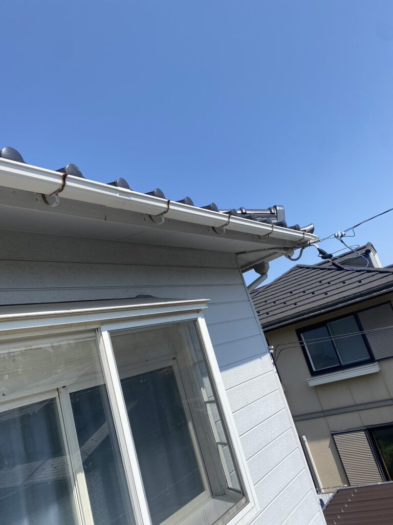 破損していた雨樋を補修し、屋根から流れる雨水を適切に排水できる状態へ改善しました。

外壁への雨水被害を防ぎ、住まい全体の耐久性維持につながる施工となりました。