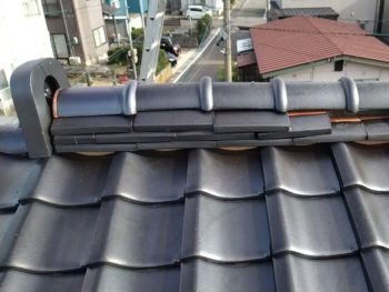 既存瓦を活かし、予算を抑えながら棟の耐久性を高める