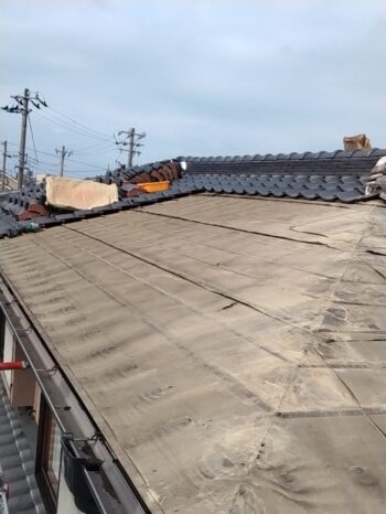 劣化やズレが発生していた既存平瓦を撤去し、屋根内部の状態を確認しました。

未施工の場合、傷んだ部分を残したままでは、新たな雨漏りや屋根内部の劣化につながる可能性があります。