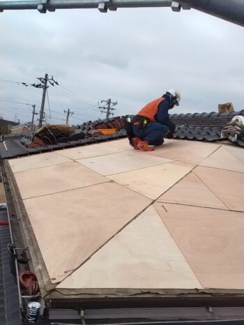 既存屋根下地の上から構造用合板を施工し、屋根全体の強度を高めました。

未施工の場合
、下地の強度不足により、屋根材の安定性や耐久性が低下する可能性があります。