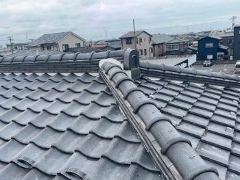 棟部分に雁振り瓦を施工し、雨水の侵入を防ぎながら屋根頂部の耐久性を高めました。

未施工の場合、棟部分の防水性が低下し、雨漏りや瓦のズレにつながる可能性があります。