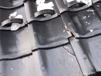 割れた瓦部分から雨水が侵入し、屋根内部の劣化につながる可能性がありました。

劣化した瓦を交換するだけでなく、防水性能を含めて屋根全体の改善が必要でした。