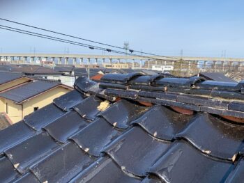 経年による葺き土の劣化や痩せ、雨水の浸入、積雪荷重により固定力が低下したことが原因だと思われる。

このまま放置すると、さらにズレていき隙間から雨水が侵入します。
最悪、雨漏りや野地板の腐食につながります。