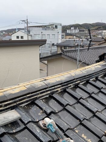 高さとバランスを整え、棟全体の安定性を確保するため、棟瓦の下地となる瓦を整えます。

未施工の場合、棟のひずみやズレが再発しやすくなります。