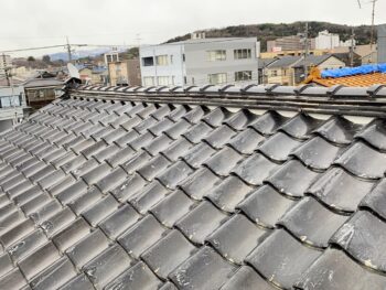 ズレていた棟瓦は真っ直ぐに整い、屋根全体のバランスと美観が大きく向上しました。
内部からしっかりと再構築したことで、雨や雪にも強く、長期間安心して暮らせる屋根へと改善されています。