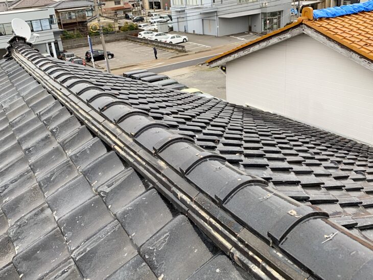 屋根の防水性と美観を整えるため、棟の最上部を仕上げる工程です。

未施工の場合、雨水の侵入や屋根機能の低下につながります。