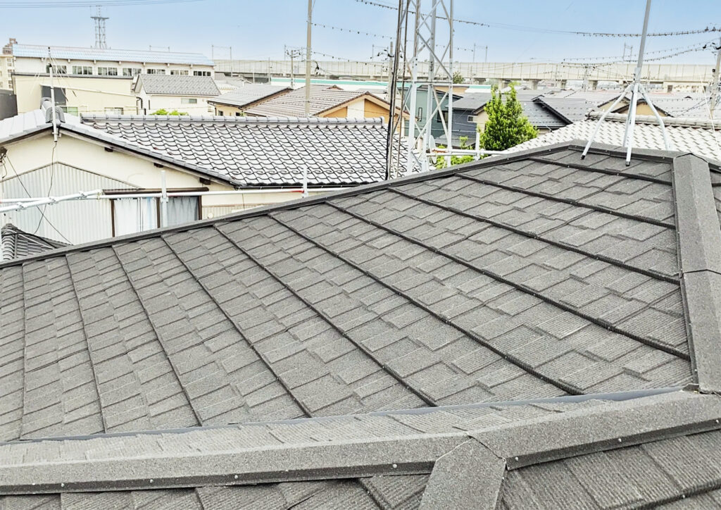 屋根頂部を板金で保護し、防水性と耐久性を向上させました。

未施工の場合、棟部分から雨水が侵入し、屋根内部の腐食につながる可能性があります。