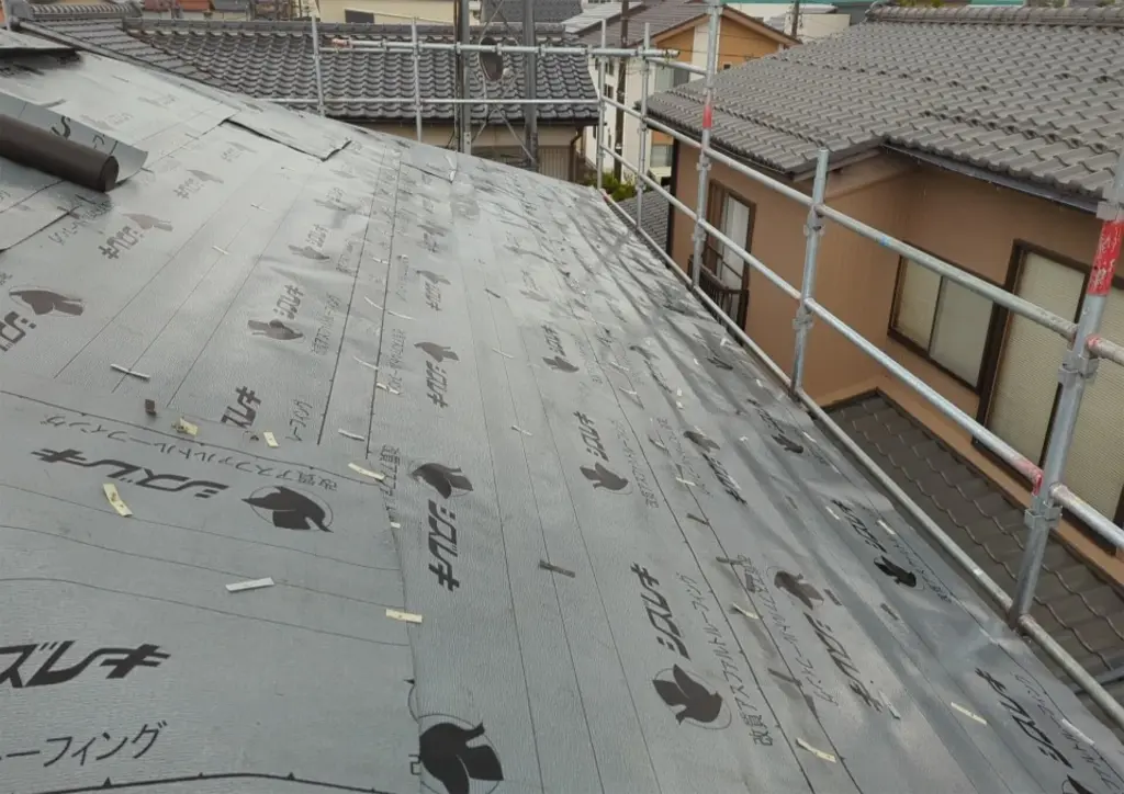 足場を組み立て、防水シートを張り防水対策を万全に施します。