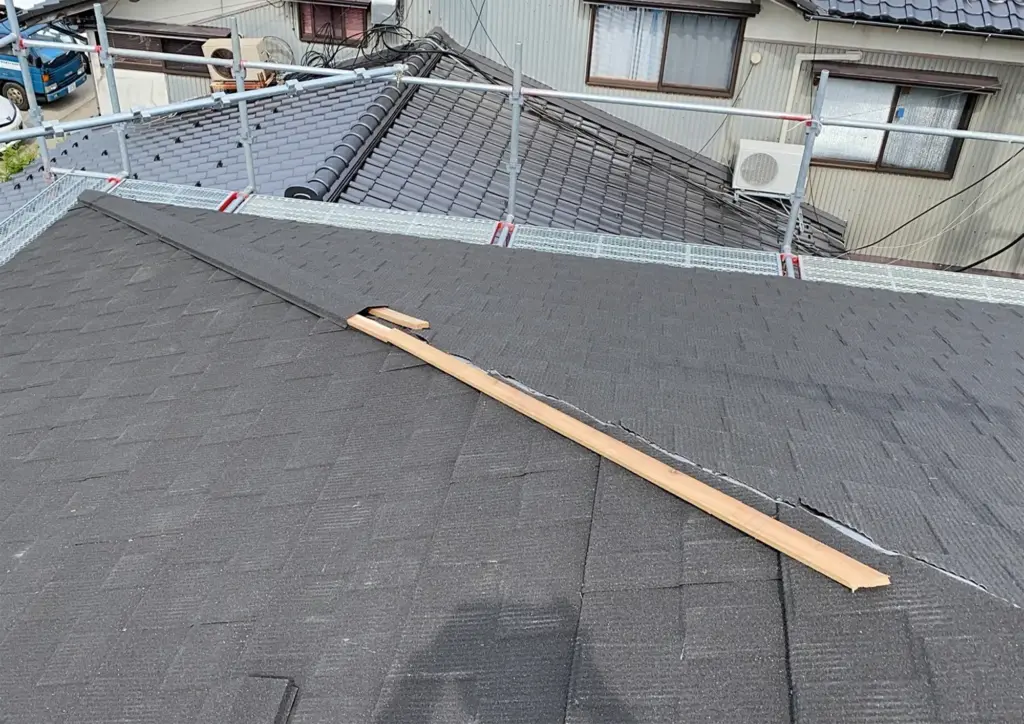 棟板金も貫板から新しくし雨水の侵入を防いでいきます。