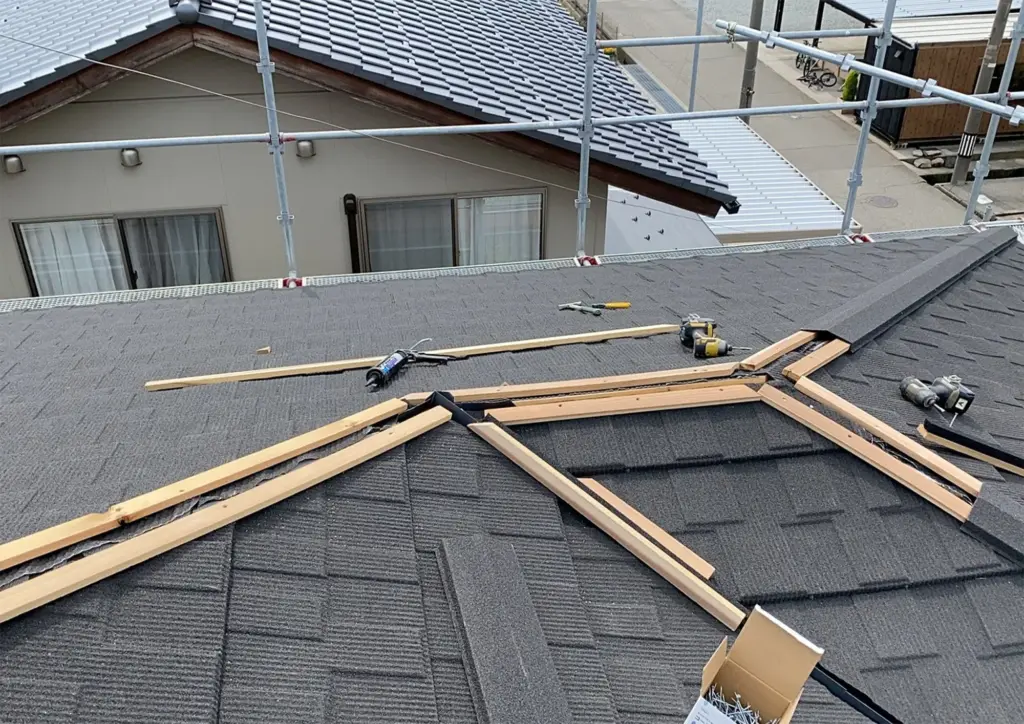 棟の部分は一番雨にさらされやすい部分のため丁寧に施工していきます。