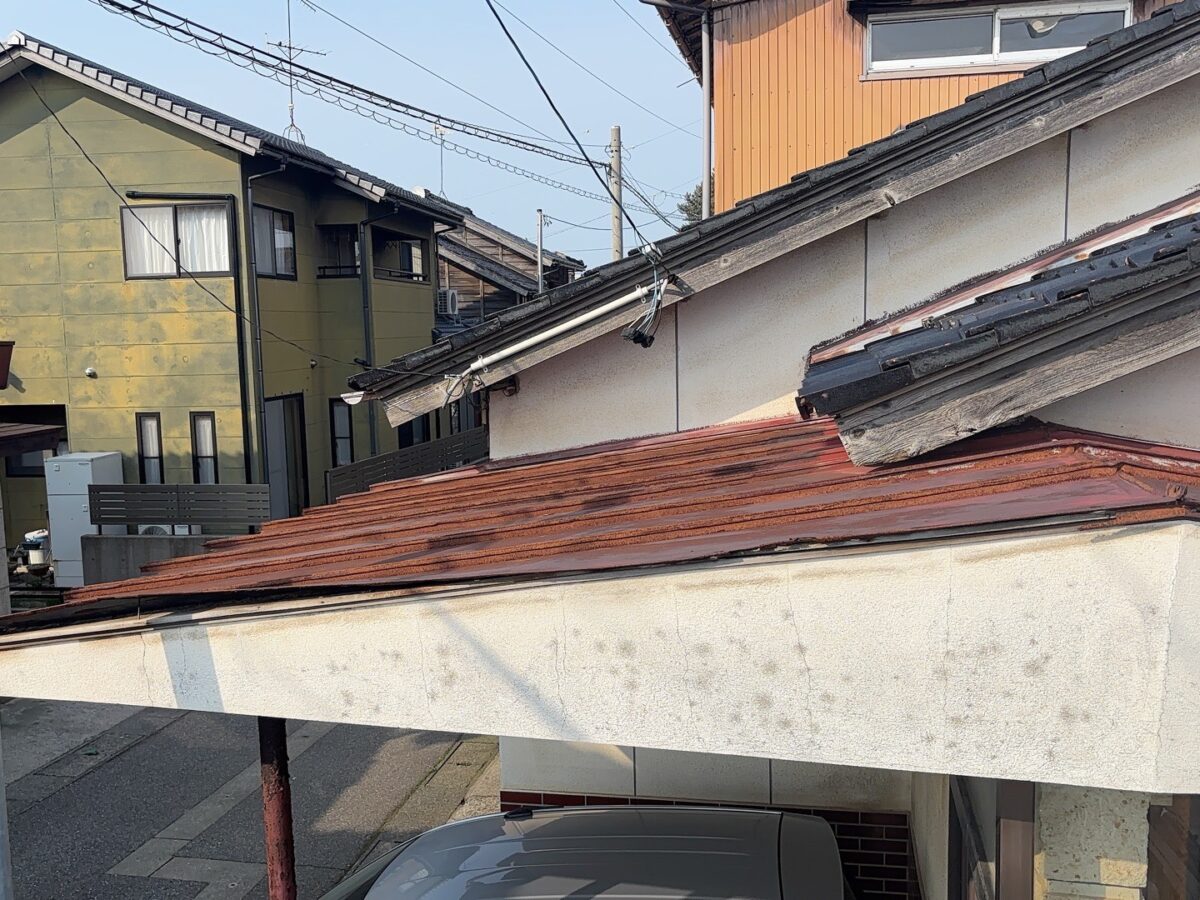 屋根の劣化が酷い為板金工事を実施