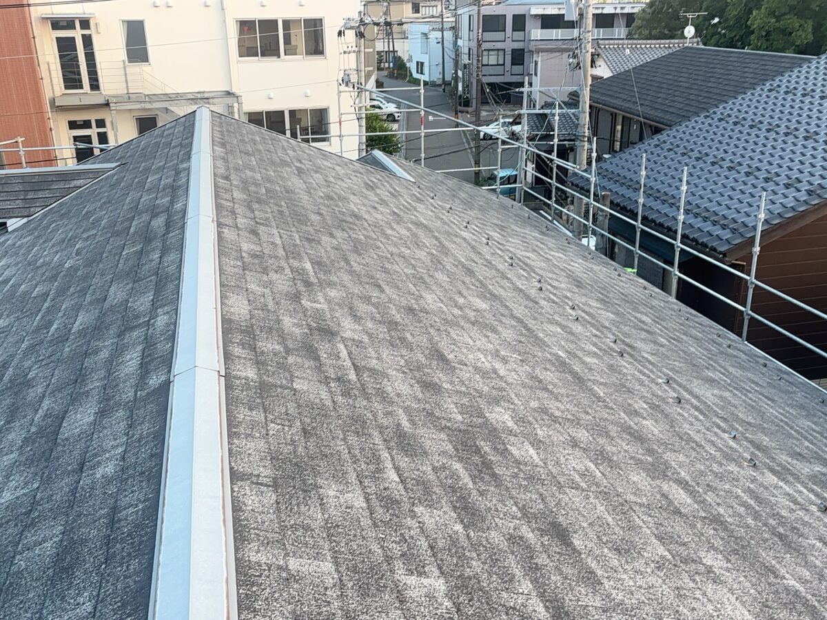 屋根を長持ちさせる石付き板金施工。