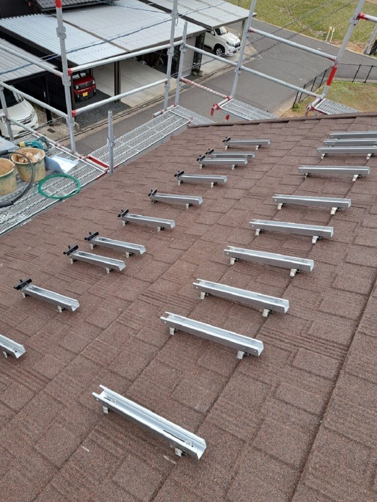 屋根を傷めないよう丁寧に工事していきます。