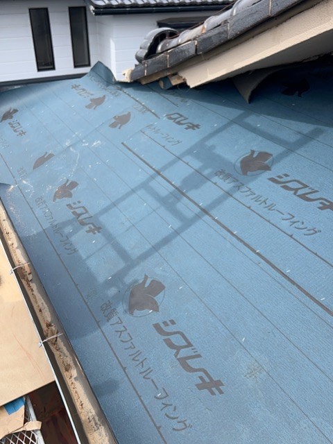 剥がし終わった後に防水紙も新しくしていきます。