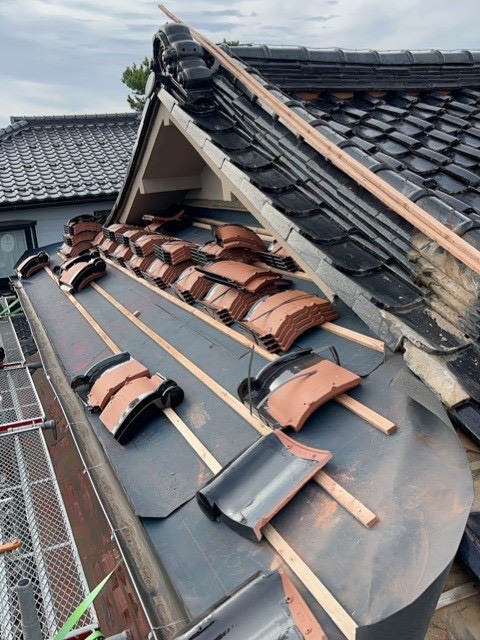 施工中のお写真です。
古い瓦を剥がすところから始めていきます。