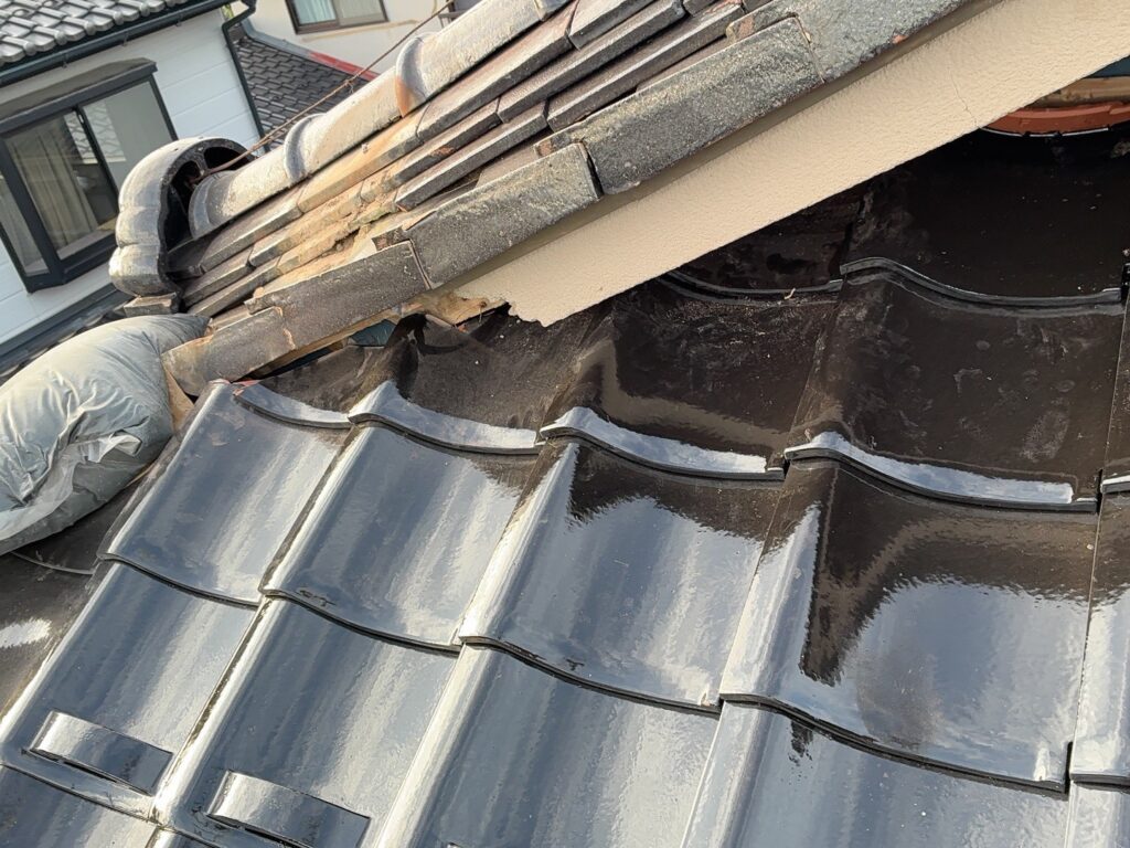 雨風の影響で経年劣化しています。