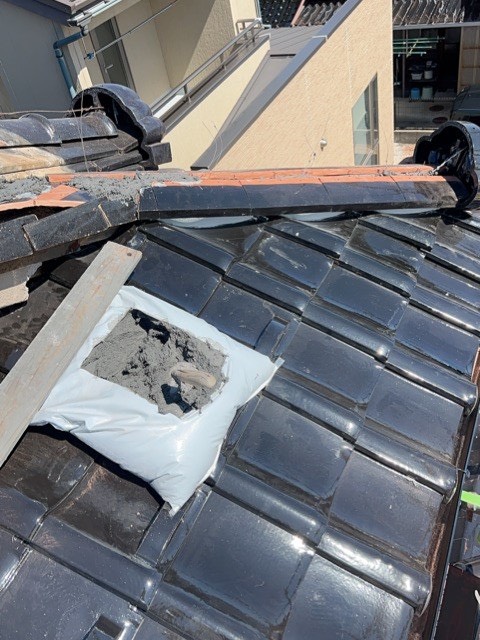 すき間ができないようにしっかり漆喰を作っていきます。