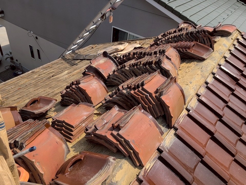 瓦の締め直しは防水紙の張り替えも含むので瓦を取っていきます。