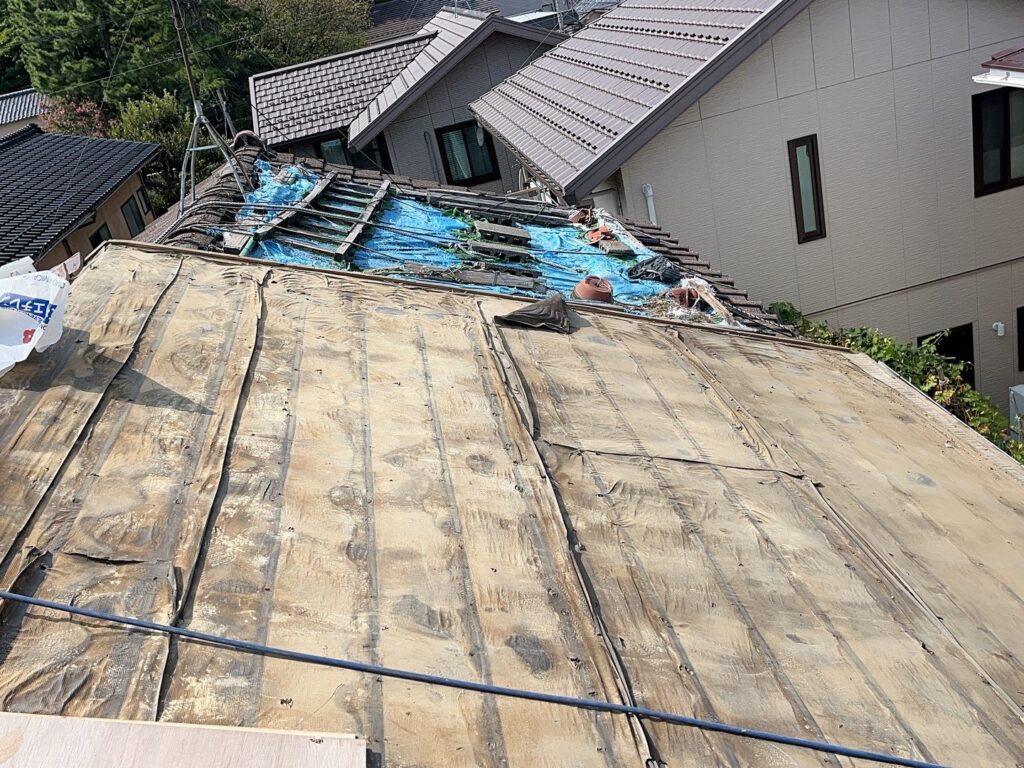 野地板も古くなっていたので張り替えます。