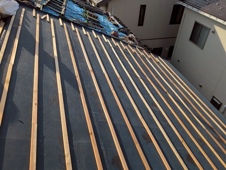 瓦を設置するために瓦桟をつけていきます。